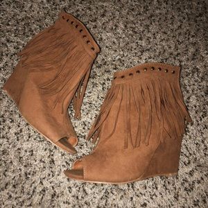 Open toe tan wedge fringe heel